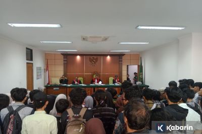 Mahasiswa Serang Didakwa Rusak & Bakar Pos Polisi saat Aksi Agustus 2025