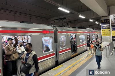 Ratusan Penumpang KRL Arah Bekasi Tertahan di Stasiun Manggarai