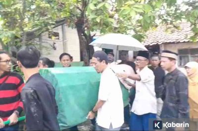 Seorang Guru PNS yang Baru Lulus S2 Meninggal dalam Tabrakan Kereta