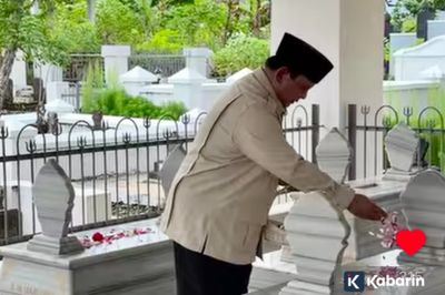 Prabowo Ziarah ke Makam Kakek dan Nenek di Banyumas di Desa Dawuhan