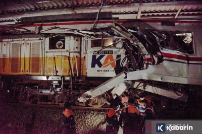 Basarnas: 3 Penumpang Masih Terjepit dalam Gerbong, Petugas Potong Besi KRL