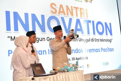 Gibran Tinjau Pelatihan AI Santri di Pondok Tremas Pacitan