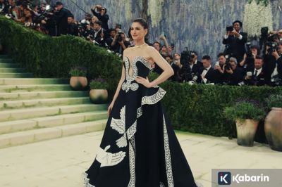 Anne Hathaway Curi Perhatian dengan Gaun Lukis Tangan di Met Gala 2026
