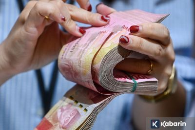 Rupiah Melemah Dipicu Ekspektasi Suku Bunga Tinggi The Fed Lebih Lama