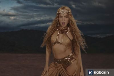 Shakira Kenakan Aksesoris Kepala Buatan Rinaldy Yunardi di MV Terbaru