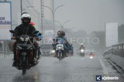BMKG: Hujan Petir Landa Sejumlah Kota Besar pada Selasa