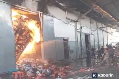 Kebakaran Gudang Plastik di Cengkarang Belum Padam hingga Hari Keempat
