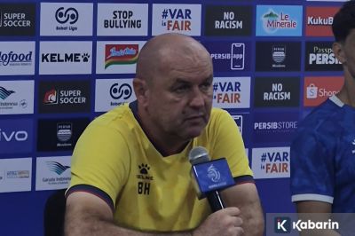 Bojan Tegaskan Persib Tanpa Tekanan Jelang Laga Penentu Lawan Persijap