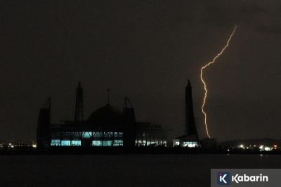 Cuaca Berawan hingga Hujan Petir Dominasi Kota Besar Indonesia pada Selasa