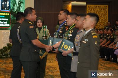 Seskab Teddy Indra Wijaya Raih Predikat Penulis Taskap Terbaik Seskoad 2026
