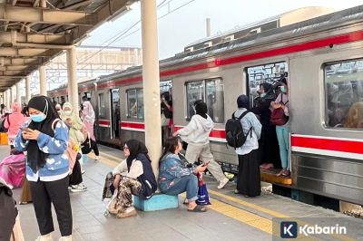 Perjalanan KRL Cikarang-Duri Terganggu Akibat Kebakaran Dekat Tanah Abang