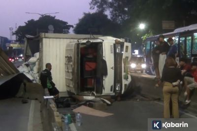 Flyover Pesing Macet Parah Usai Truk Rongsok Terguling
