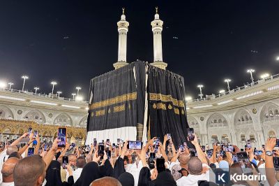 Syahdunya Pergantian Kiswah Menyambut Tahun Baru Islam di Tanah Suci