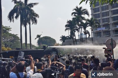 Eksekusi Eks Hotel Sultan di GBK Ricuh, Water Cannon Dikerahkan untuk Bubarkan Massa