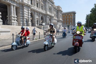 Ribuan Pencinta Skuter Rayakan Ulang Tahun Vespa ke-80 di Roma