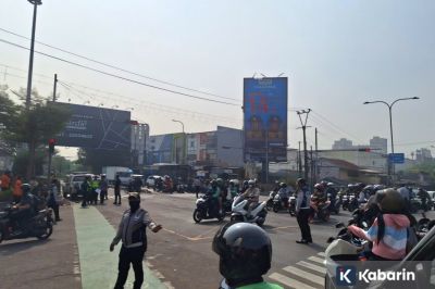 Kecelakaan Truk di Simpang Unisma Bekasi Sebabkan Kemacetan Panjang