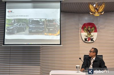 KPK Ungkap Bupati Kuansing Diduga Terima Dua Mobil Mewah Senilai Rp2,75 Miliar