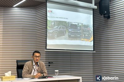 KPK Periksa Sopir, Ajudan, hingga Keluarga Bupati Kuansing nonaktif