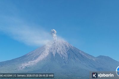 Gunung Semeru Tujuh Kali Erupsi dalam Empat Jam pada Jumat Pagi