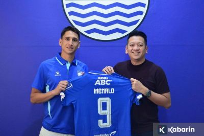 Luka Menalo Takjub dengan Antusiasme Bobotoh saat Latihan Persib