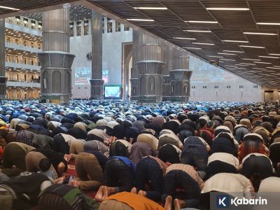 Ini hukumnya menutup mata saat shalat, dianjurkan tapi bisa juga makruh