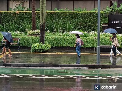 Sebagian besar wilayah Jakarta diprediksi hujan ringan pada Jumat siang