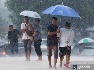 Cuaca ekstrem hari ini: Panas maksimal, hujan petir, hingga rob mengintai