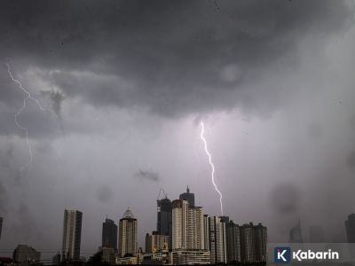 Jakarta diprediksi akan turun hujan disertai petir pada Senin malam