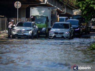Tips penting cek komponen mobil di musim hujan biar tetap aman dikendarai