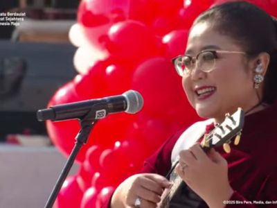 Endah Laras menyanyi dengan iringan musik keroncong di perayaan HUT RI