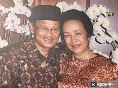 Bukti cinta sejati B.J Habibie, baru mau mulai istirahat saat mendengar hentakan kaki Ainun