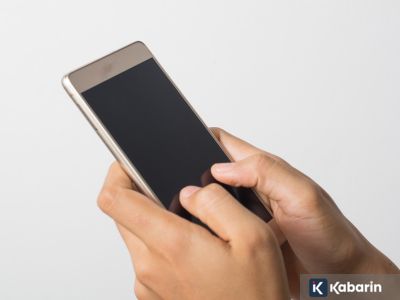 Ini dampak yang harus kamu waspadai kalo sering main ponsel sebelum tidur