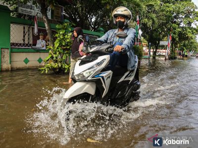 Ini hal yang perlu kamu lakukan saat motor terjebak banjir