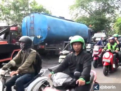 Puluhan pengendara motor tergelincir di Cakung akibat tumpahan minyak