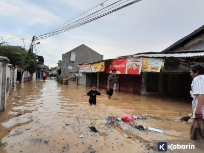 Bekasi banjir karena luapan Kali Cikarang, 7 kecamatan terendam, warga dievakuasi