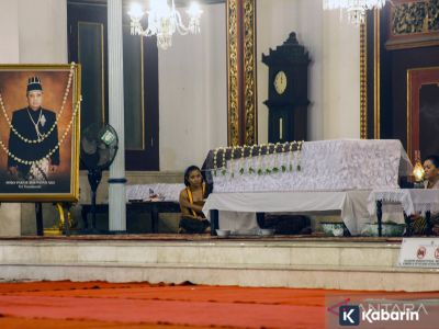 Siapa pewaris takhta Keraton Solo setelah Pakubuwono XIII wafat?