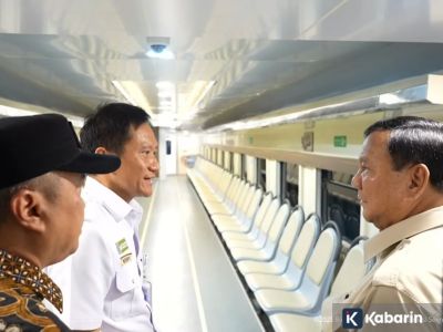 Prabowo cek gerbong khusus petani dan pedagang di Stasiun Manggarai