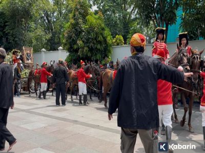 Ribuan warga solo iringi keberangkatan terakhir Raja Surakarta PB XIII ke Imogiri