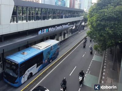 Transjakarta Koridor 9 gak berhenti dulu di Halte Gerbang Pemuda akibat ada demo