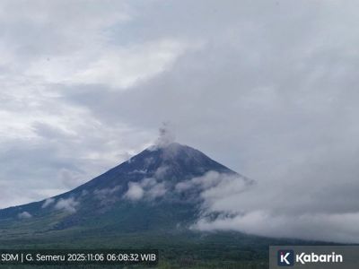 Gunung Semeru kembali erupsi, kolom abu melonjak hingga 1 km di atas puncak