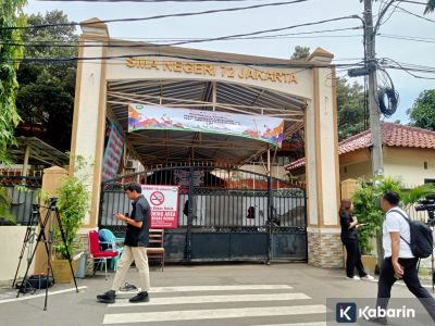 Pasca ledakan, SMAN 72 Jakarta masih dijaga ketat pasukan militer