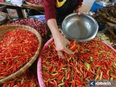 Harga bahan pokok pada Jumat ini: cabai Rp23.500/kg,  telur Rp28.900/kg