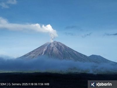 Gunung Semeru erupsi dengan kolom abu capai 800 meter di atas puncak