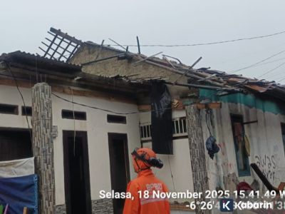 Puluhan rumah di Bogor rusak akibat hujan dan angin kencang