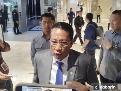 Polisi yang sudah terlanjur duduki jabatan sipil gak usah mundur, ucap Menkum