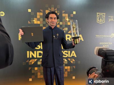 Reza Rahadian bawa pulang Piala Citra sebagai penulis skenario terbaik