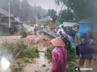 Banjir rendam jalan nasional Padang-Pasaman Barat, sebabkan akses lumpuh