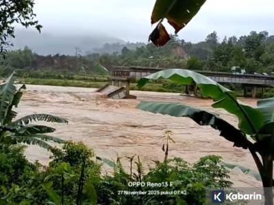 Jembatan di Lubuk Alung ambruk saat hujan lebat terus mengguyur Padang Pariaman