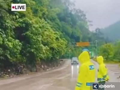 Akses jalan Solok-Padang kembali dibuka usai longsor dibersihkan
