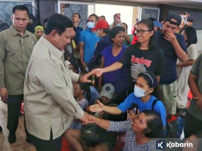 Warga sambut haru Prabowo dengan pelukan saat tinjau bencana Tapteng